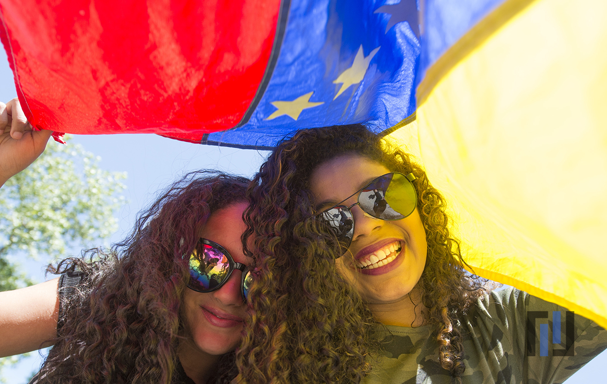 Chicas jóvenes con bandera de Venezuela 