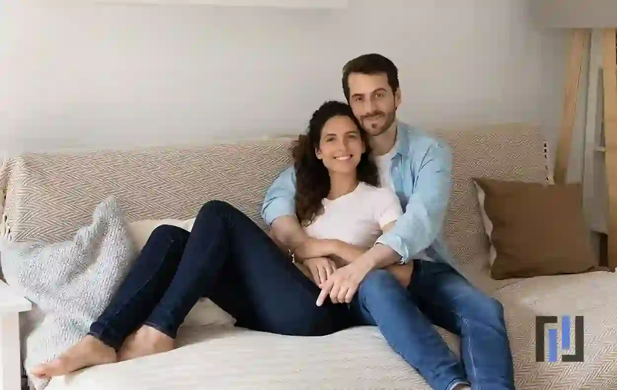 feliz pareja de casados hispana