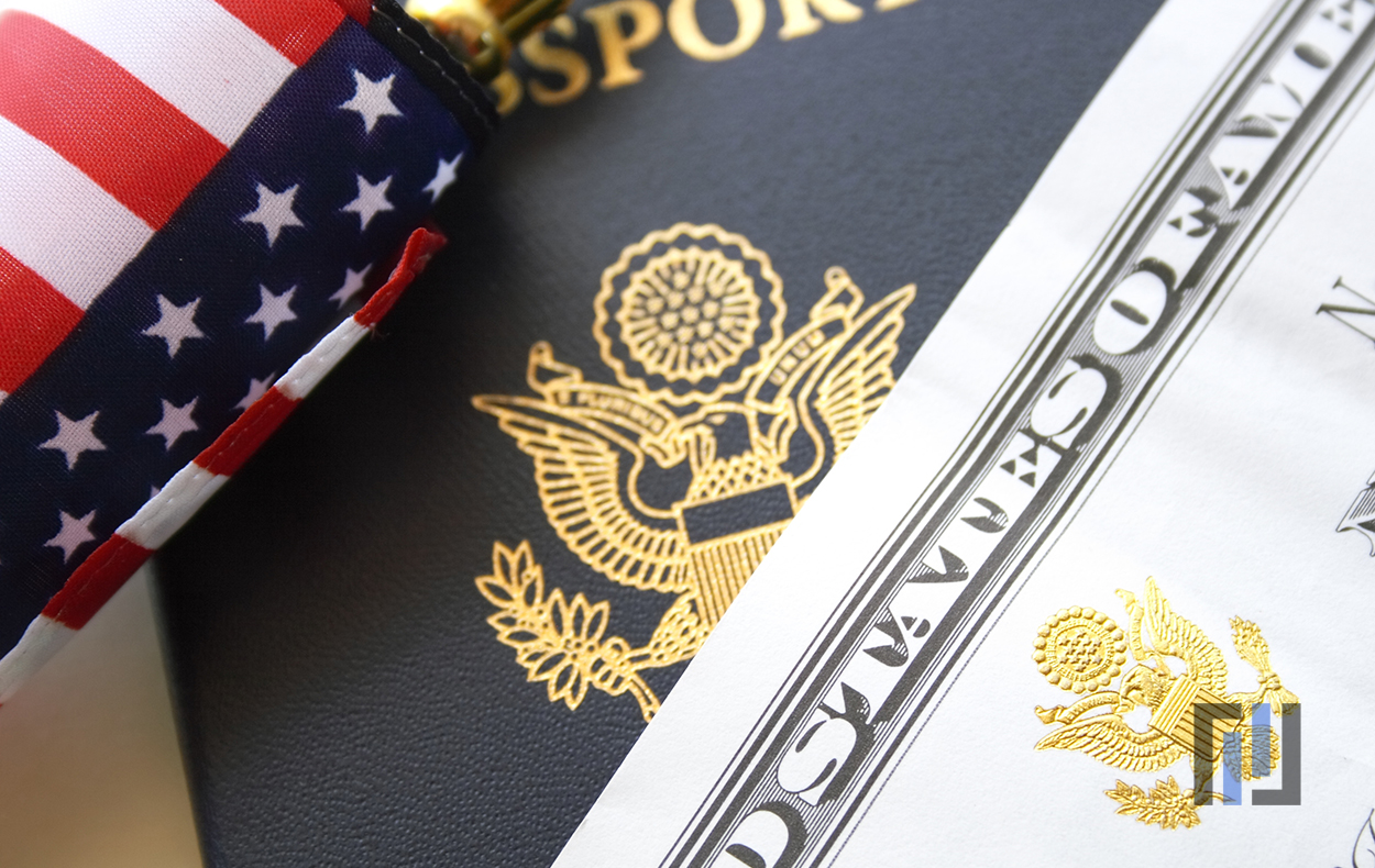 Bandera de los Estados Unidos decoracion de madera, Certificado de Naturalizacion y Pasaporte americano